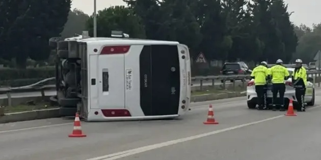 İzmir’de Havalimanı Personel Servisi Devrildi, Yaralanan Personeller Oldu